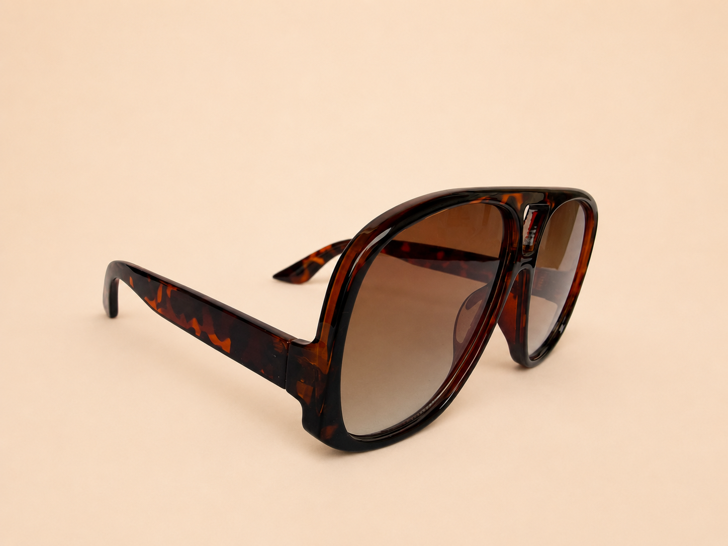 Oversized aviator unisex sunglasses from NeXova UK with tortoiseshell frame and brown gradient lenses