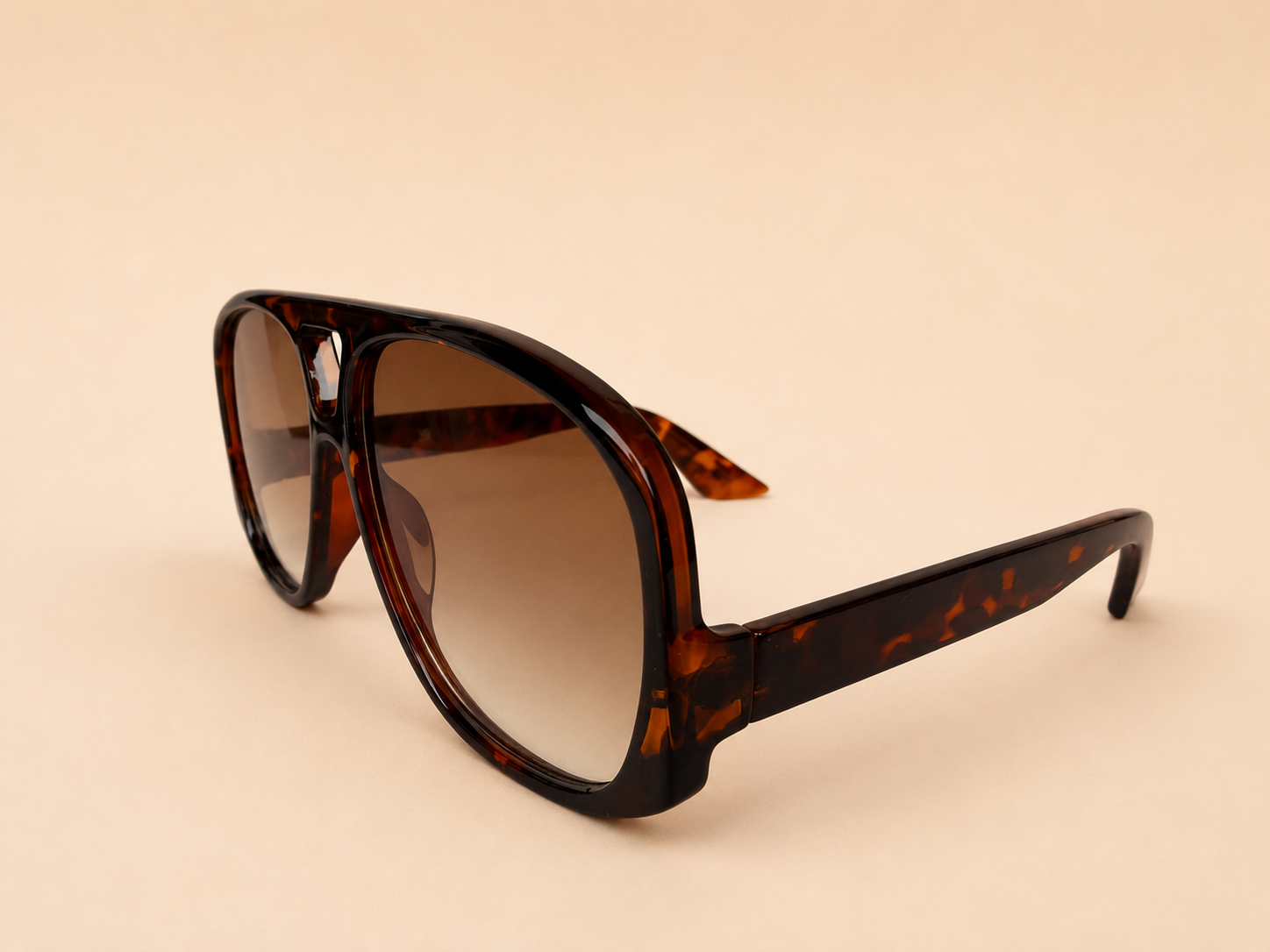 Oversized aviator unisex sunglasses from NeXova UK with tortoiseshell frame and brown gradient lenses