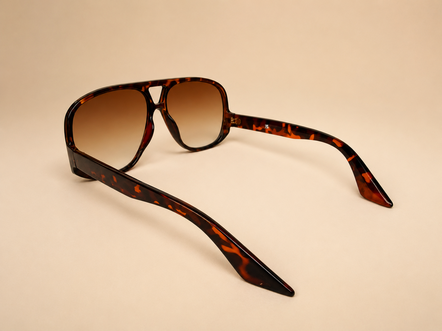 Oversized aviator unisex sunglasses from NeXova UK with tortoiseshell frame and brown gradient lenses